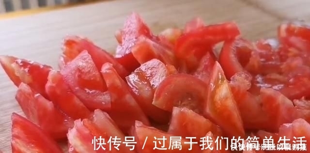 吃肉|面粉别蒸馒头了，加2个西红柿，不用蒸不用烙，出锅比吃肉还香