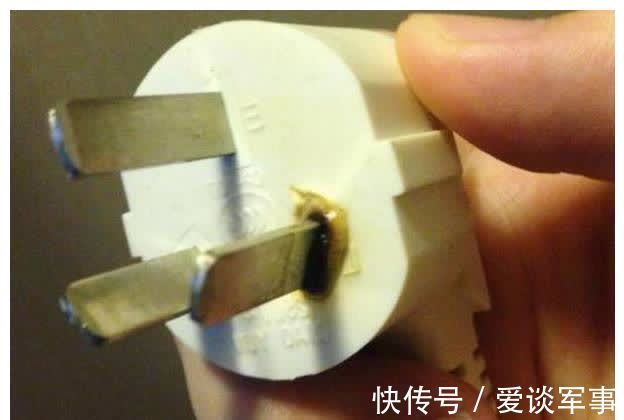 生活习惯|家中这3处电器插头最好拔掉,我家当初没拔,花2万买了个教训!