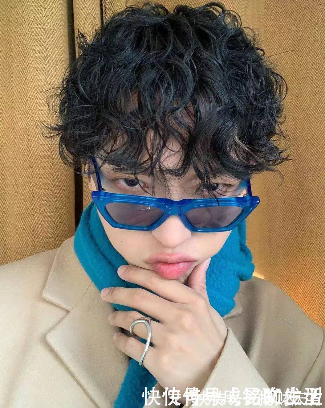 锡纸烫|锡纸烫已经“失宠”,羊毛卷、黑人烫、狼尾式火了,炸街发型上线