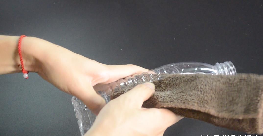 把毛巾塞进矿泉水瓶, 解决了一大堆人出游遇到的难题, 赶紧试一试