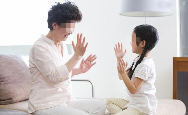 孩子|为什么姥姥带大的孩子,反而跟奶奶亲近?原因很现实