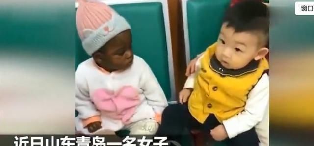 中国男孩医院偶遇黑人宝宝，俩娃互相打量的一幕，逗笑医护人员