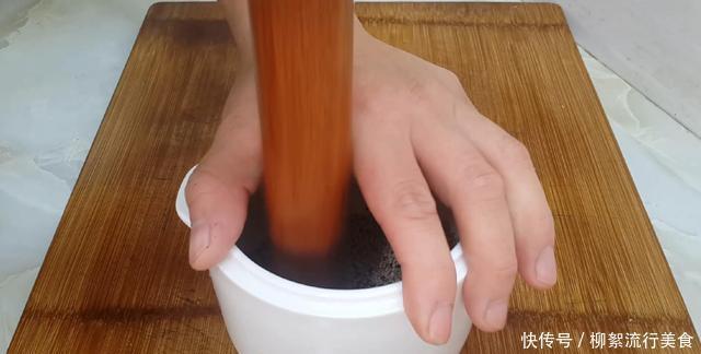 开水|麻团和面是开水还是凉水吗,掌握3个技巧,个个空心鼓泡不炸裂