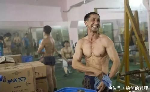 爆棚|58岁中国环卫工大叔健身20年,肌肉爆棚谁说健身是有钱人的爱好
