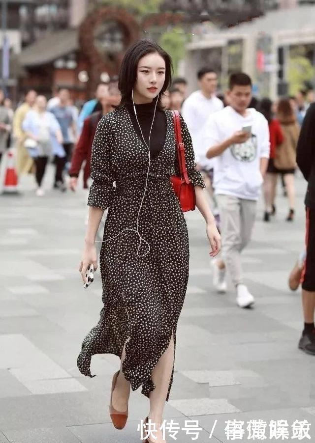 街拍时尚姐妹花,分别穿黑色与灰色连衣裙,休闲又不失女人味