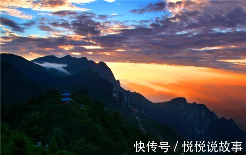 望庐山瀑布#同是写庐山的千古名篇,李白苏轼白居易,谁水平更高意境更深远