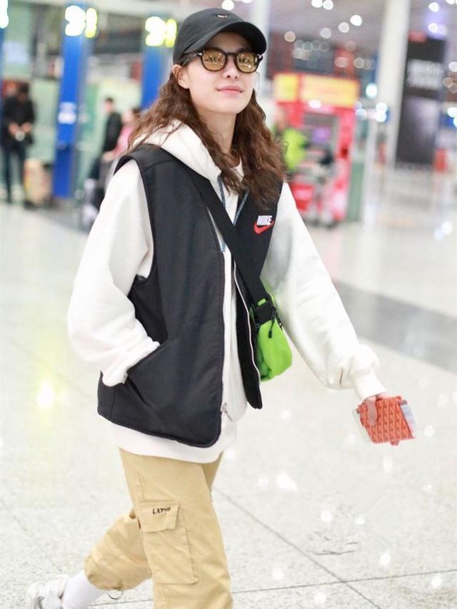 如今|曾被你嫌弃的“马甲”, 如今却美到犯规, 照着穿就很美