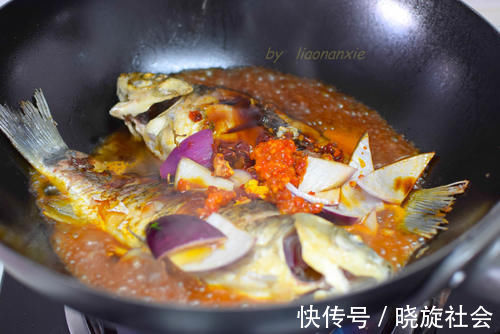 鲫鱼|跟一位大排档的师傅学来的烧法,这里的调料,肉嫩味香,太好吃了