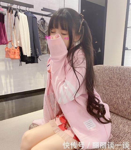 二次元|蔡萝莉要走成熟风不扎双马尾从少女变淑女,身上上衣价值11800