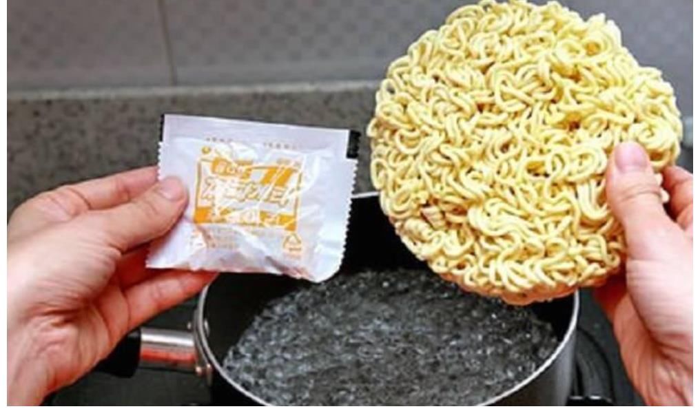 家里煮方便面是先放调料包，还是先煮面？别以为两者没有区别
