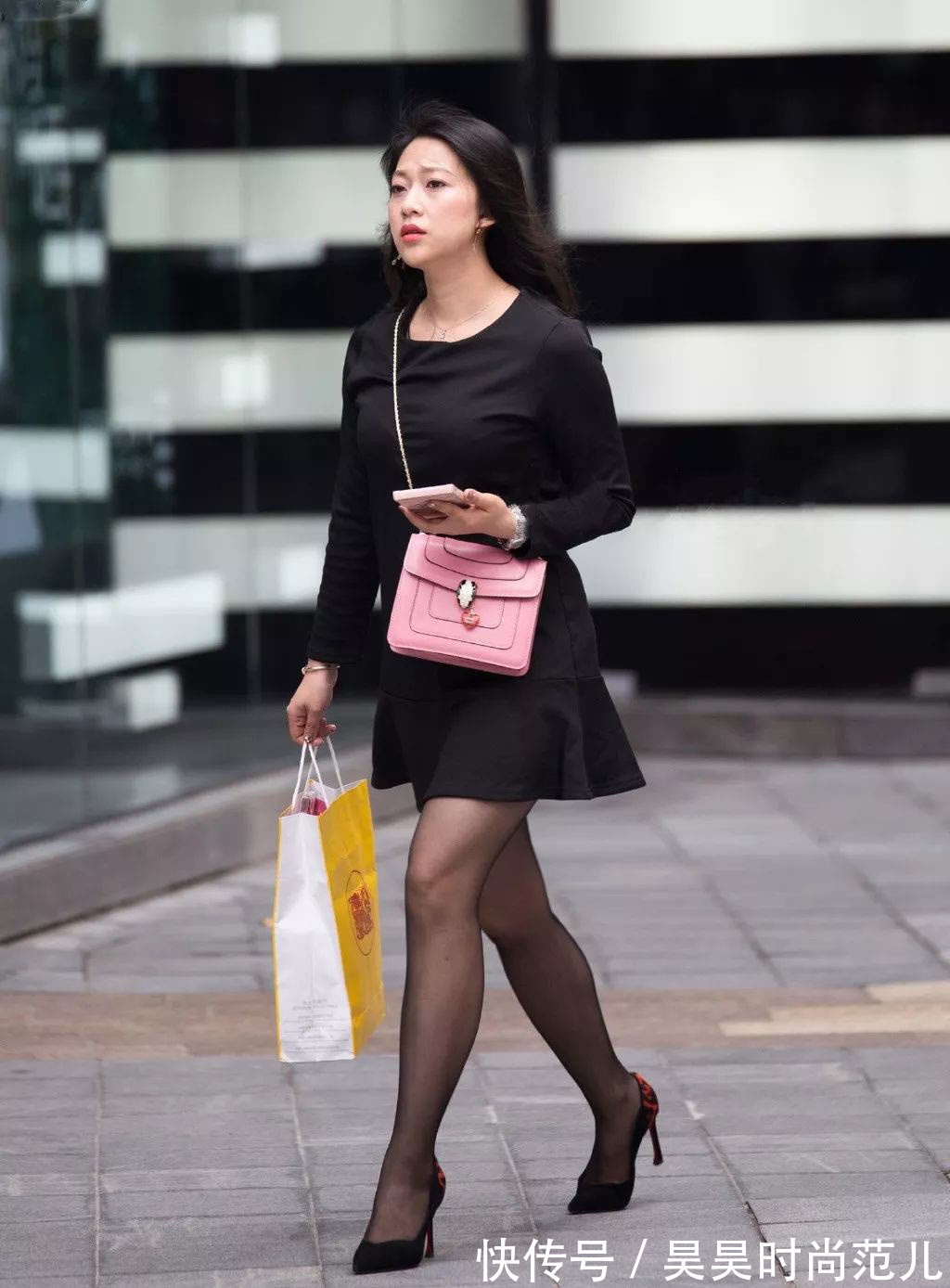 连衣裙|气质女孩的秋日穿搭,简单的黑色连衣裙搭配高跟鞋,优雅时尚有范