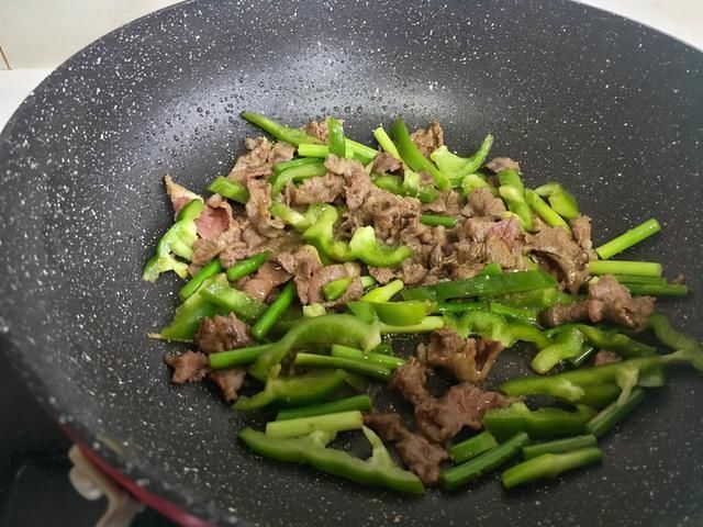香菇酱汁淋豆腐|好吃绝了!午餐4个菜,个个喜欢全光盘,网友:家里有矿吗?