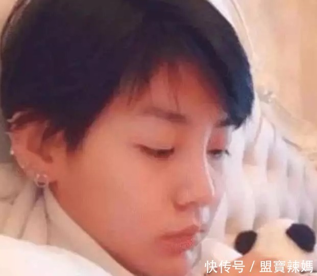 还记得全身纹身的“黑纱新娘”吗？如今剪短发卸妆后，变成了这样