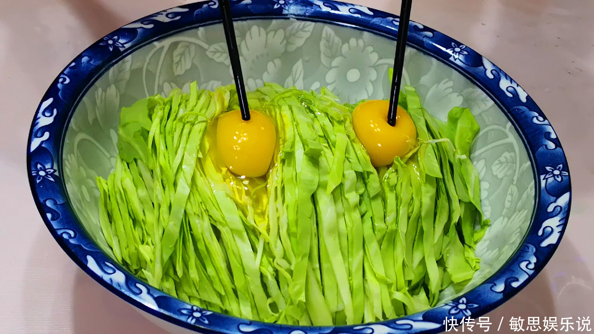 鸡蛋|夏天,包菜别再炒着吃,加2个鸡蛋,出锅比肉还香,上桌瞬间扫光