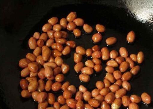 别再只会做油炸花生米了，饭店大厨通常这样做，吃着更香更美味