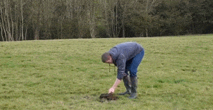 |搞笑GIF:本来想展示一下自己的身材 没想到一下子卡进去了