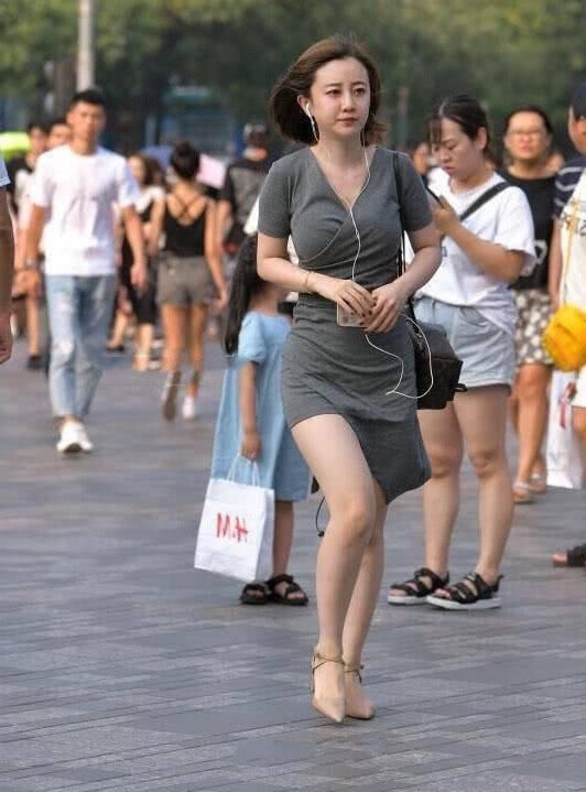  丰满|街拍混血美女小姐姐，身材高挑且丰满，成熟性感又迷人