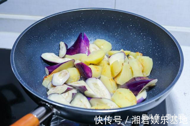 老爷子|我家最爱的土豆做法，每次做一盘不够吃，开胃解馋，比土豆丝好
