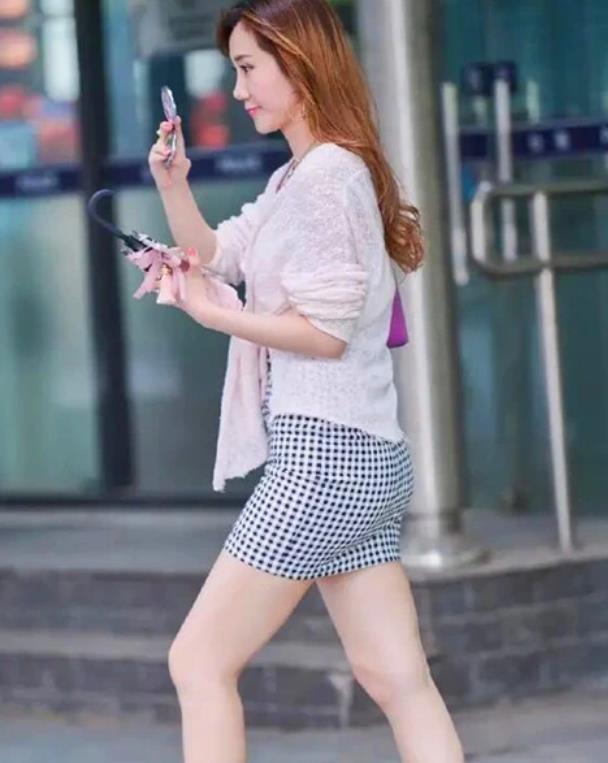 秀色可餐|街拍:秀色可餐的美女,一件白色背心配浅色短裤,青春活力气息