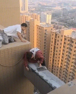 |搞笑GIF:夫妻在一起工作,这样才会更有安全感