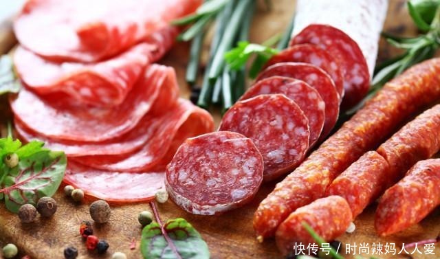 灌香肠用前腿肉还是后腿肉都不对,香肠老板教你选肉,不腻且香