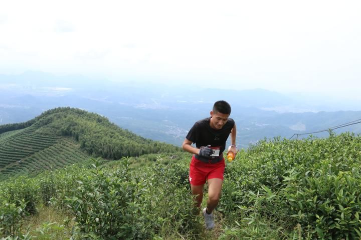 起床|每天早5点起床，晚10点半睡觉，00后小伙如苦行僧般自律