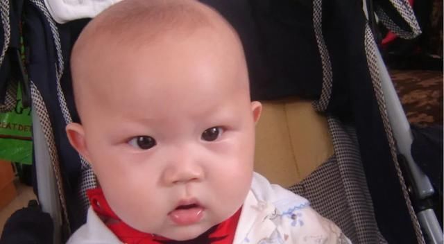 孩子|奶奶把刚满月孙女的眉毛剃光,2个月后宝妈气哭,网友迷信害人