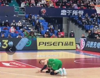 杨导|感动!郭艾伦受伤后,坐在替补席大喊:杨导!杨导!杨鸣换他上场