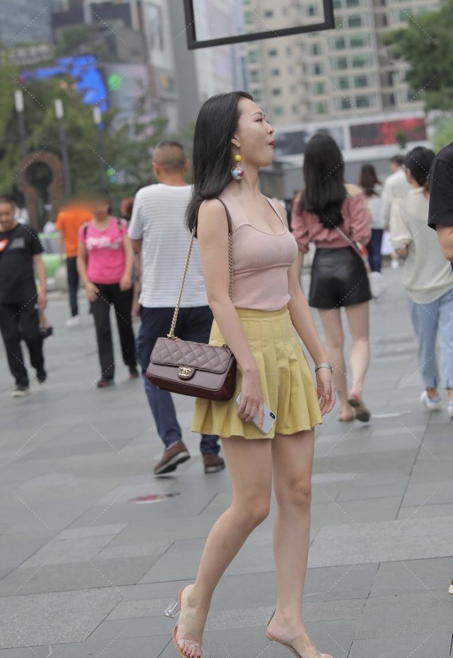 时尚达人 粉色紧身上衣搭配百褶裙活力满满,透明高跟鞋轻松打造少女气质