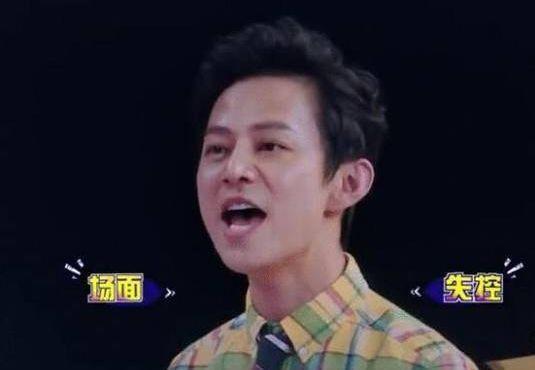 成龙大哥|节目中的“失控场面”,何炅冲气离席,他直接1脚飞踹主持人