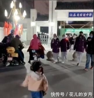 b妹妹接哥哥放学，被哥哥直接拎了起来，妹妹：我不要面子的啊？