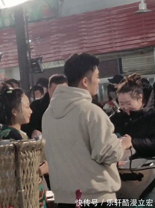 佟丽娅黄渤陈赫等菜市场录节目,丫丫化身“水果西施”真人超美