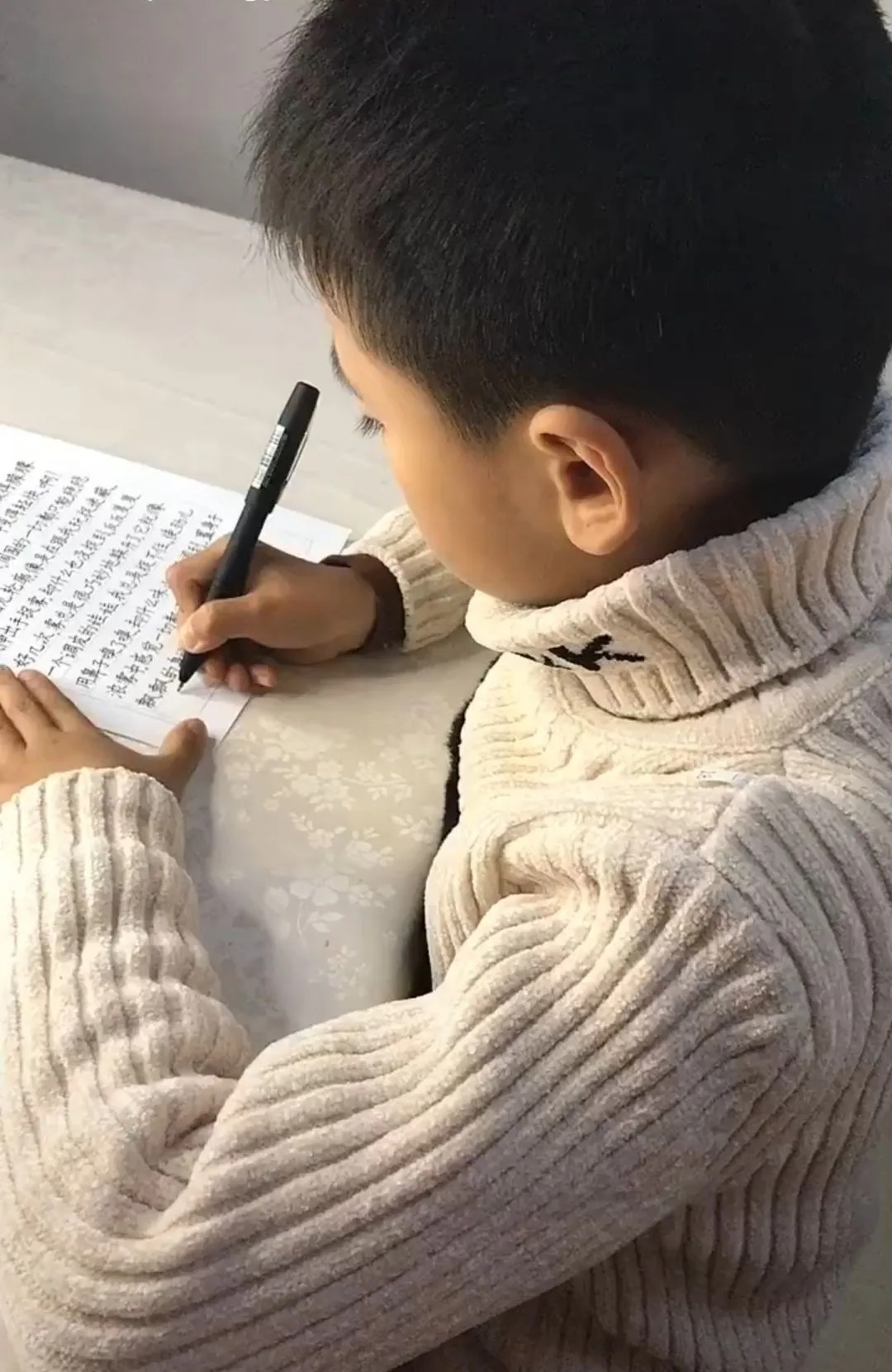 爆红|8岁小男孩“神仙字迹”爆红网络,幸运眷顾早早练字的人
