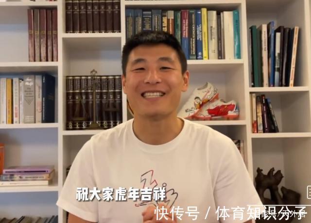 中国乒乓球队|除夕夜,宁泽涛一袭红衣,女排国手丸子头,孙一文“左拥右抱”!