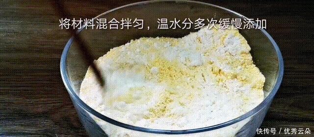 玉米面加鸡蛋搅一搅,早餐很快就做好,松软又营养