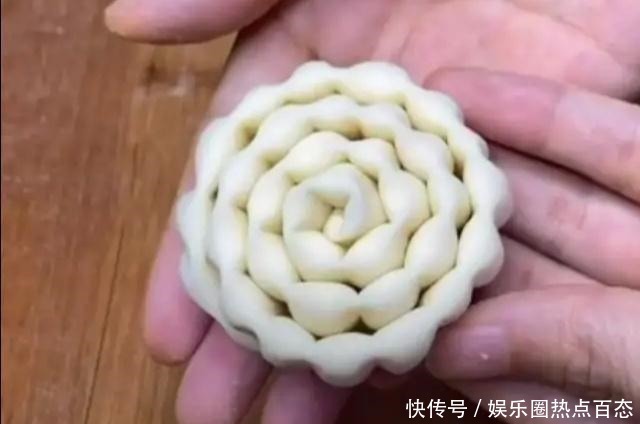 最简单的花卷，一搓一压一卷，造型有创意，既好看又好吃