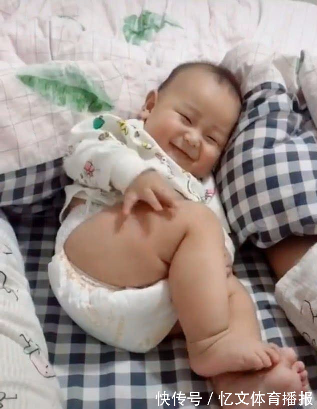 大白腿|萌娃躺床上用“大白腿”撩姐姐火了,网友:未来丈母娘来看你啦