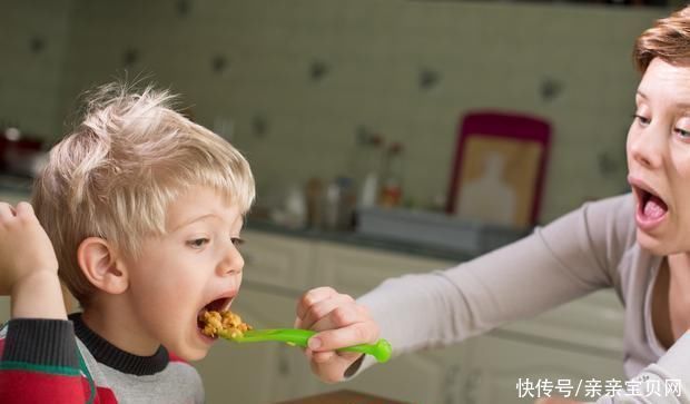 妈妈|爷爷奶奶宠孙子，上学还不会拿筷子：宝宝的精细运动，妈妈别大意