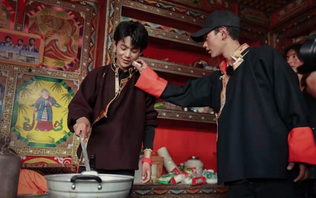 藏袍|丁真弟弟颜值超高!寸头穿藏袍现身《中餐厅》比哥哥白,帅气十足