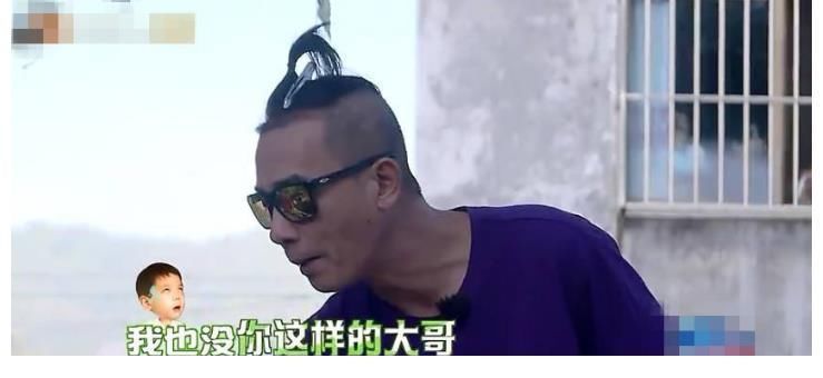 嗯哼看不惯陈小春吃饭坐姿,陈小春:我们穷人家,太子你回房吃去