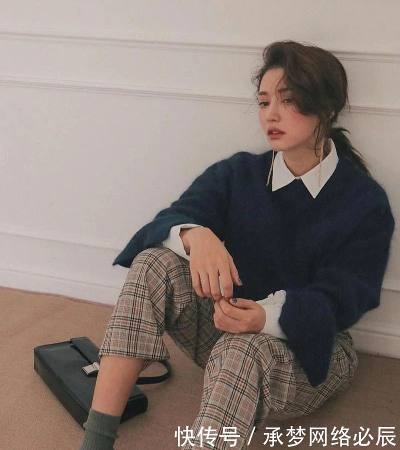 “毛衣＋衬衫”叠穿，冬日绝美搭配，这样穿真的美翻了！