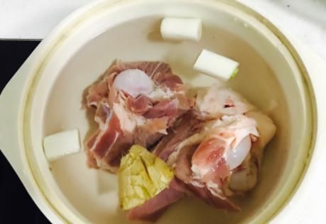 牢记|炖大骨汤时,牢记“1做2不放”,骨头汤香浓奶白味道香,无腥味