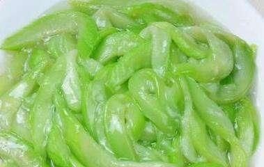 炒丝瓜总发黑?别直接下锅炒,掌握这个技巧,丝瓜翠绿更好吃