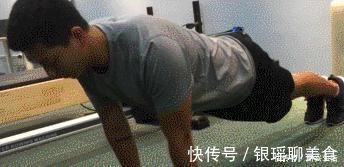 健身房|如何打造完美胸肌?一副哑铃就够了,每天10分钟练爆你的胸肌!