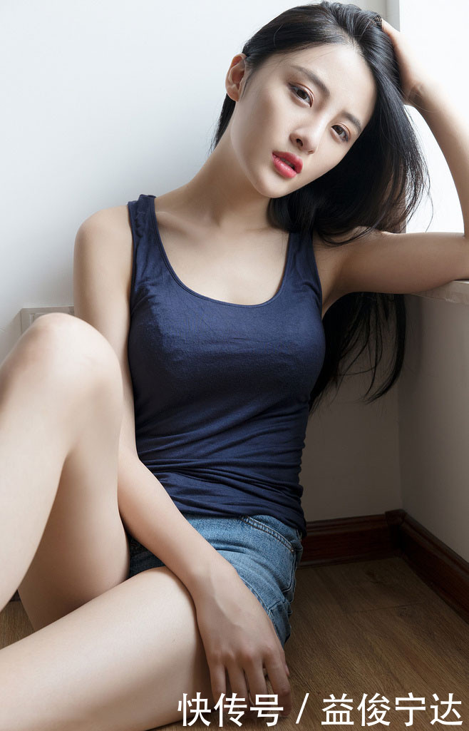 牛仔短裤|有气质的美女就是不一样,简单的吊带背心搭配牛仔短裤也能穿出不一样的美