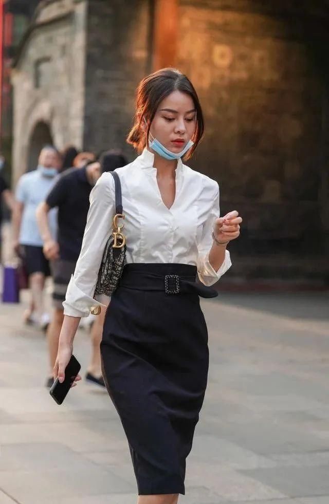 连衣裙|潮流个性的连衣裙穿搭彰显一丝活力，气质女生都喜欢简单时尚