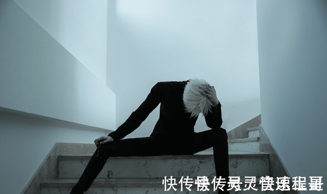 熊祁|鸽了一个半月后,熊祁COS《咒术回战》五条悟,网友这腿是真的