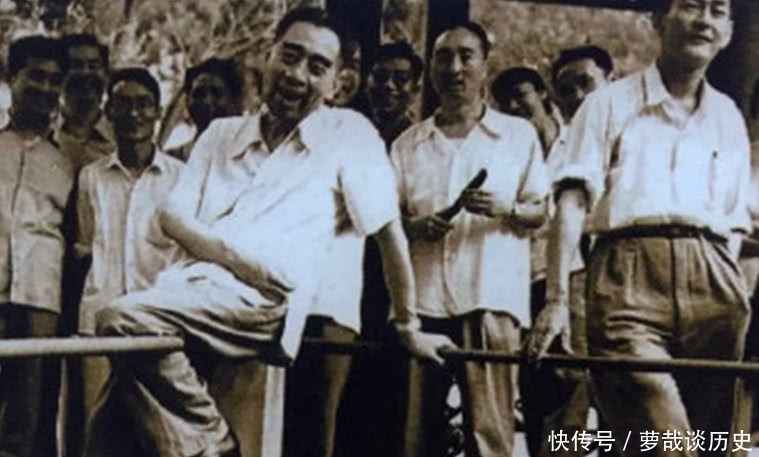 兰花|老照片:靠墙而坐的毛主席,坐在护栏上的周总理,修剪兰花的朱德!