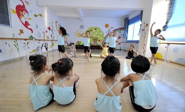 红霞|儿童在4岁前不能接触这2个兴趣班,会影响身体发育,家长要了解