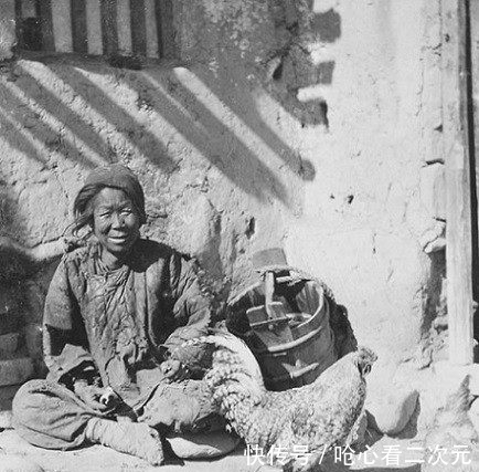 头盔|清朝真实老照片:犯人带着奇怪的头盔,最后一张儿童很悲惨!